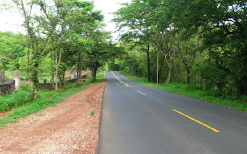 Road from Tamarindo to La Leona Waterfall